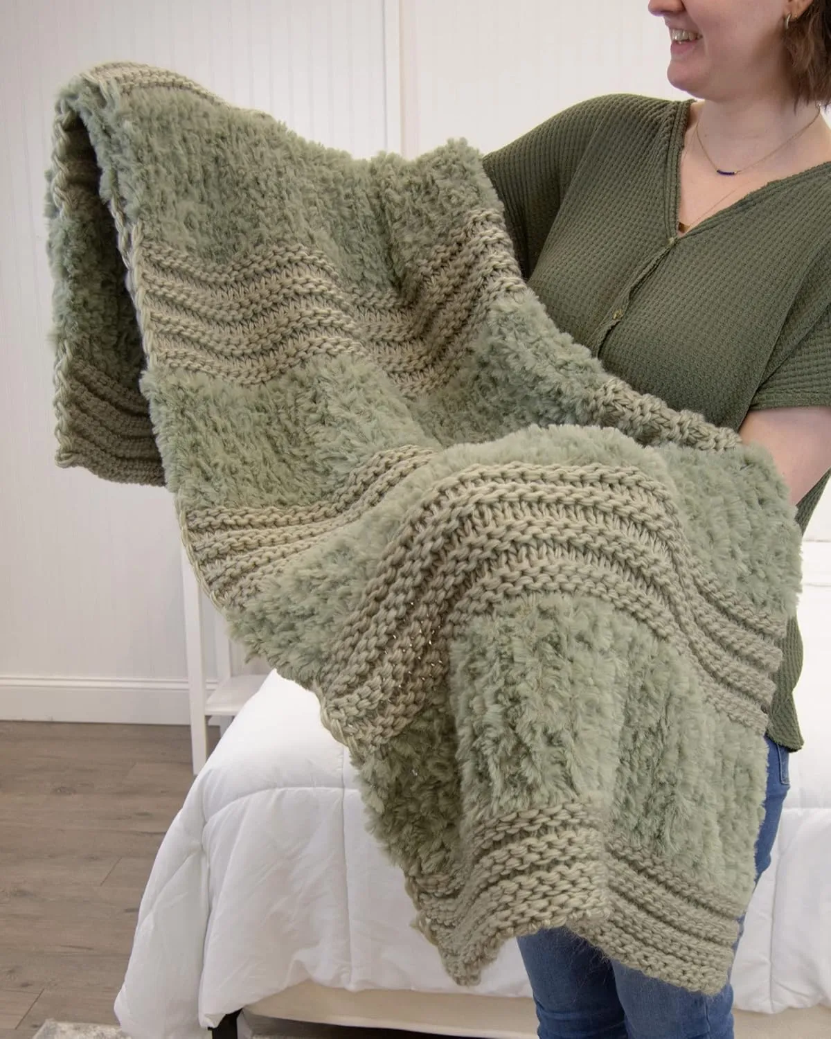 Donna Sharp Throw Blanket - Plush Knit Sage Contemporary Decorative Throw Blanket with Faux Fur Pattern