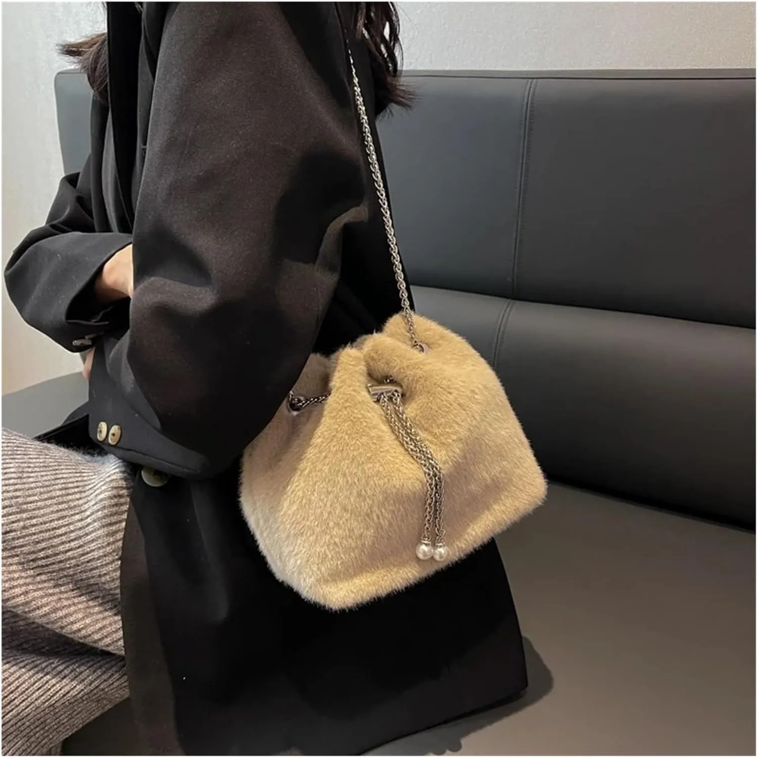 Fluffy Tote Bag Handle Tote Bags for Women Winter Bucket Bag Trend Small Soft Faux Fur Kawaii Handbags and Purse(Pink)