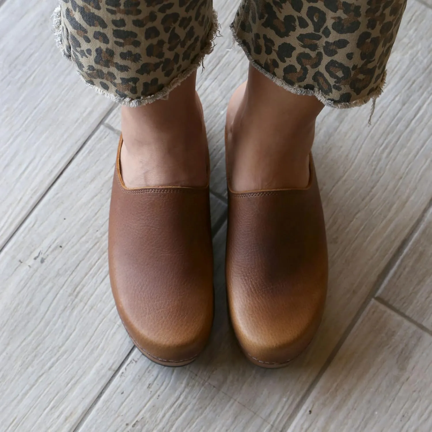 Kebba Edith - Handmade Wooden Clogs with Genuine Leather | Arch Support and Comfortable Fit | Chilean Tepa Platform and EVA Sole |Made in Villarrica, Chile