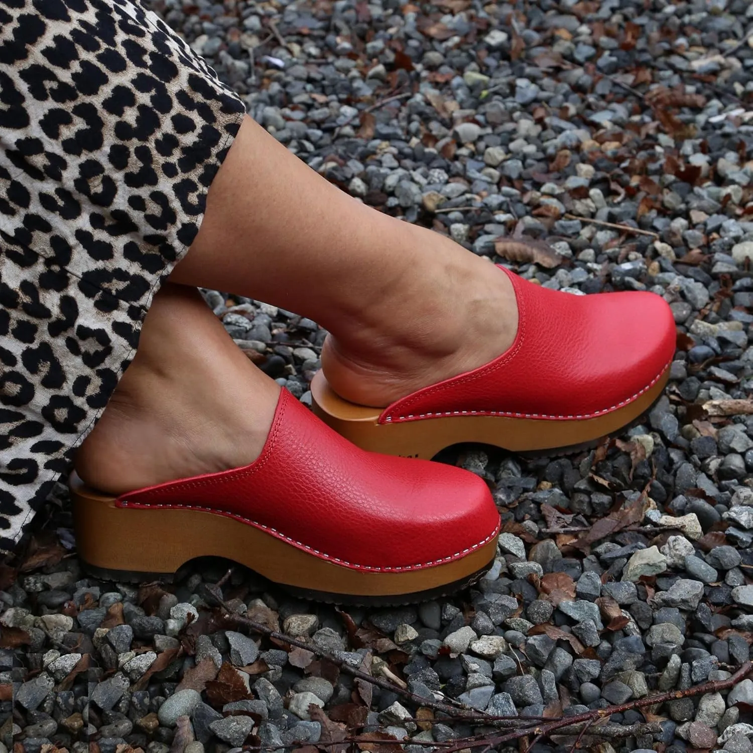 Kebba Edith - Handmade Wooden Clogs with Genuine Leather | Arch Support and Comfortable Fit | Chilean Tepa Platform and EVA Sole |Made in Villarrica, Chile