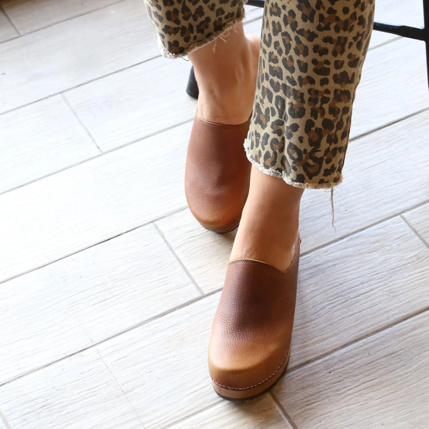 Kebba Edith - Handmade Wooden Clogs with Genuine Leather | Arch Support and Comfortable Fit | Chilean Tepa Platform and EVA Sole |Made in Villarrica, Chile